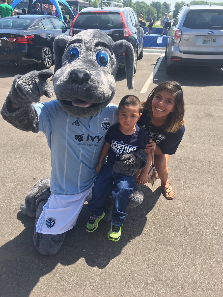 smilingitzyy's tweet photo. Thanks @SportingKC &amp; @ATT for having the players out tonight. Thank you @iliesanchez &amp; @DiegoRubio_ for taking the picture with us. 😁 https://t.co/7ZedEsiiyx