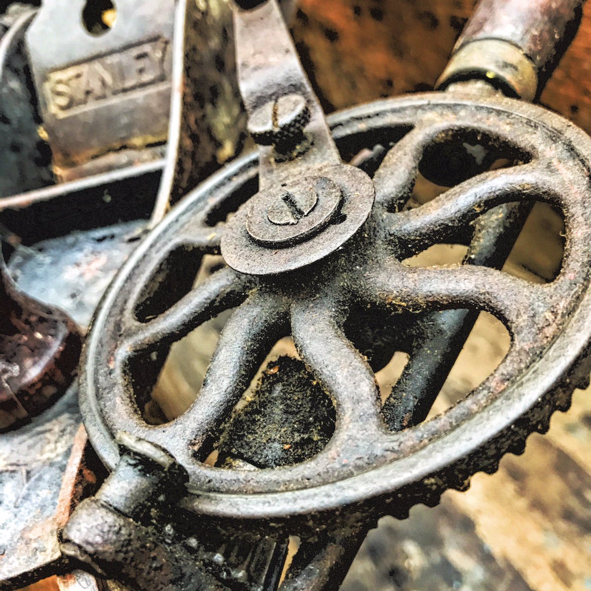 WorksBySolo's tweet photo. My son just inherited his great, great grandfather's carpenter's tool box. #coololdtools @officialstanleytools #shopclass https://t.co/5mRXqoBwEH