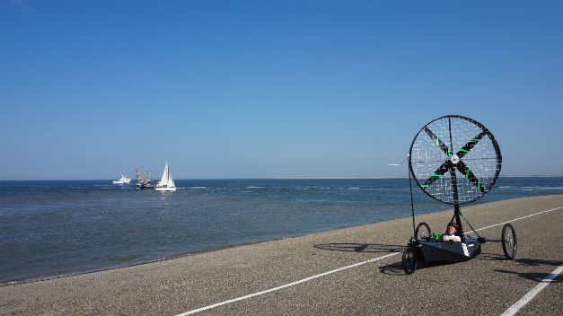 HvA's tweet photo. HvA-studenten #techniek strijden als enig Ned. team in internationale #tegenwindrace voor winst. @RacingAeolus https://t.co/wYNjoZ4zgb https://t.co/aDlNh6lLsC