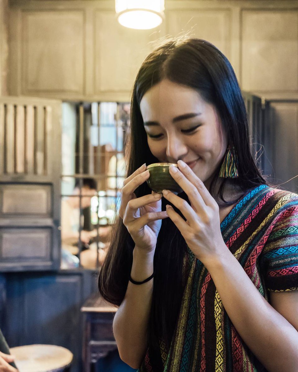 คาเฟ่ที่มีแต่ความเงียบ.. ห้ามใช้เสียง เลยได้แต่ยิ้ม :) #ไปดานังกับแอร์เอเชีย instagram.com/bifern/