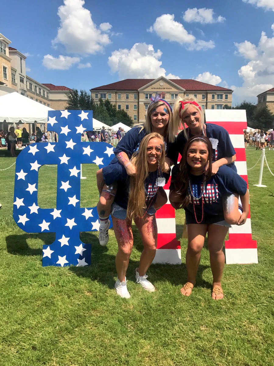 ChelsyCass's tweet photo. Red, White, & Mu! Welcoming our new Phis! #bidday #phimu #tcu #faves #missingashley ❤️💙🇺🇸 https://t.co/d8Ps3LlnWJ