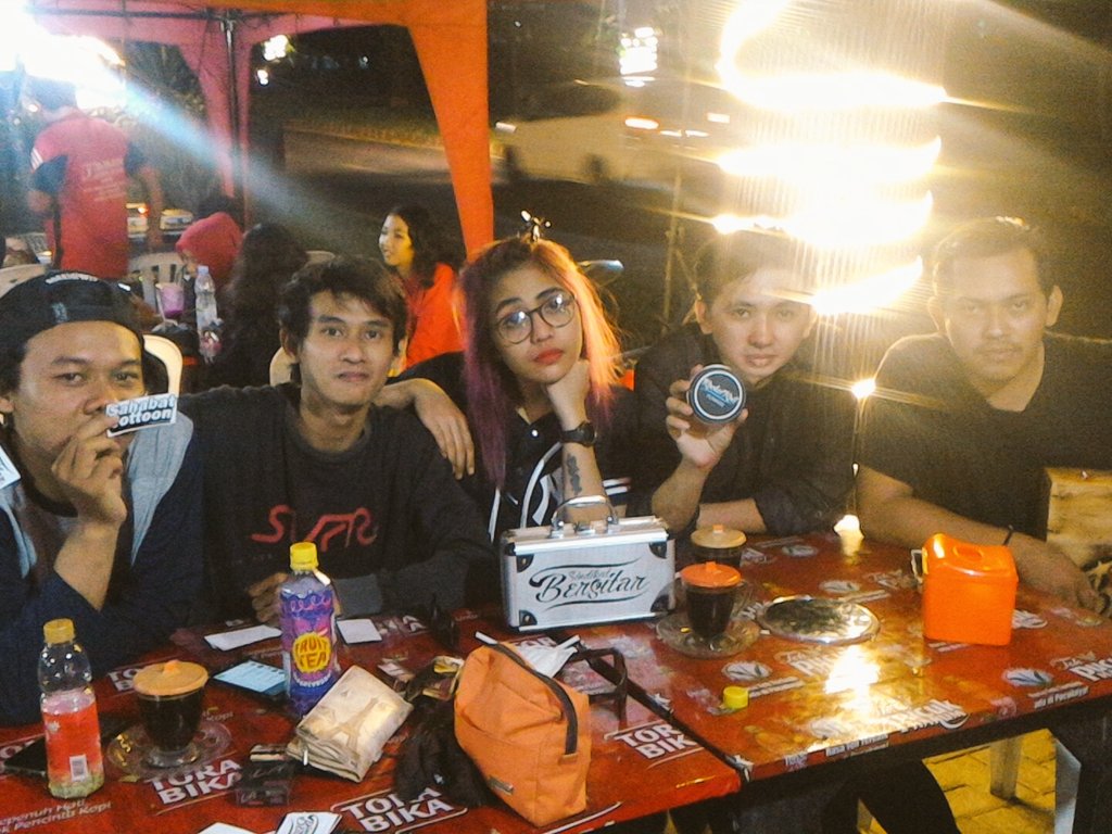 SBgaragerock's tweet photo. SINDIKATBERGITAR
After perform 20 agt - TD Pandaan
#rocketrollpomade
#dropwheel
#sabahatcotton https://t.co/gK1G8kWdMu