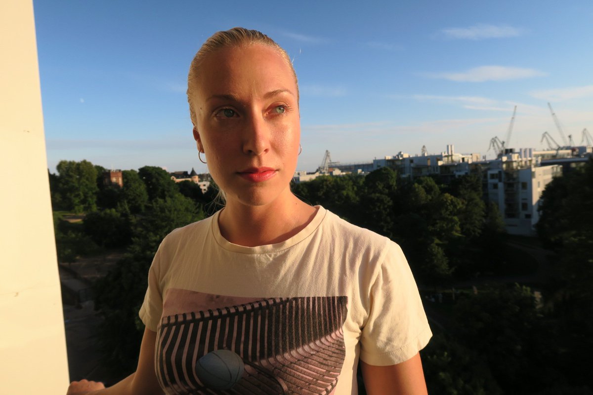 Ella Nuortila työskentelee New Yorkissa ja vertailee suomalaista ja jenkkiläistä elämää #ylehelsinki lähetyksessä.