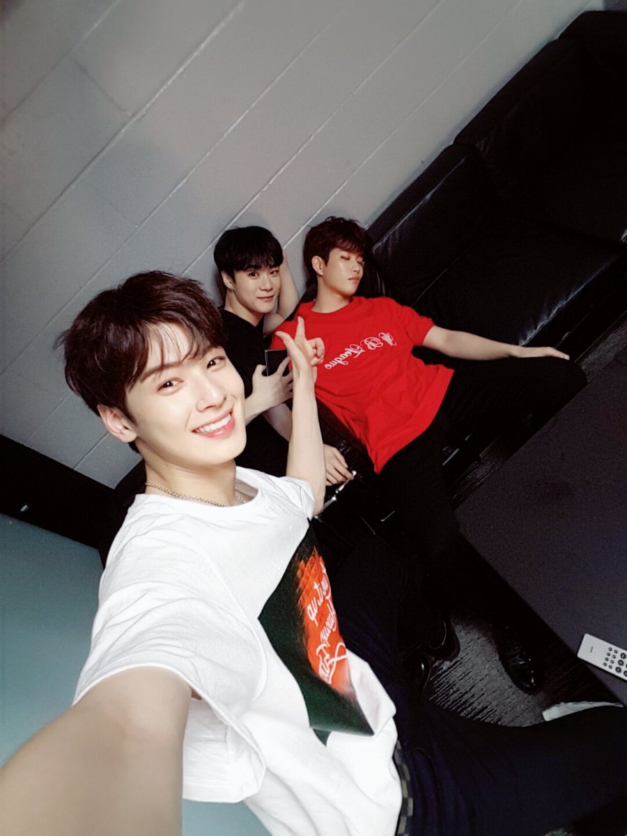 행님 일아나셔야 하옵니다♡
#엠데렐라 #잠꾸러기 😴😪 ><