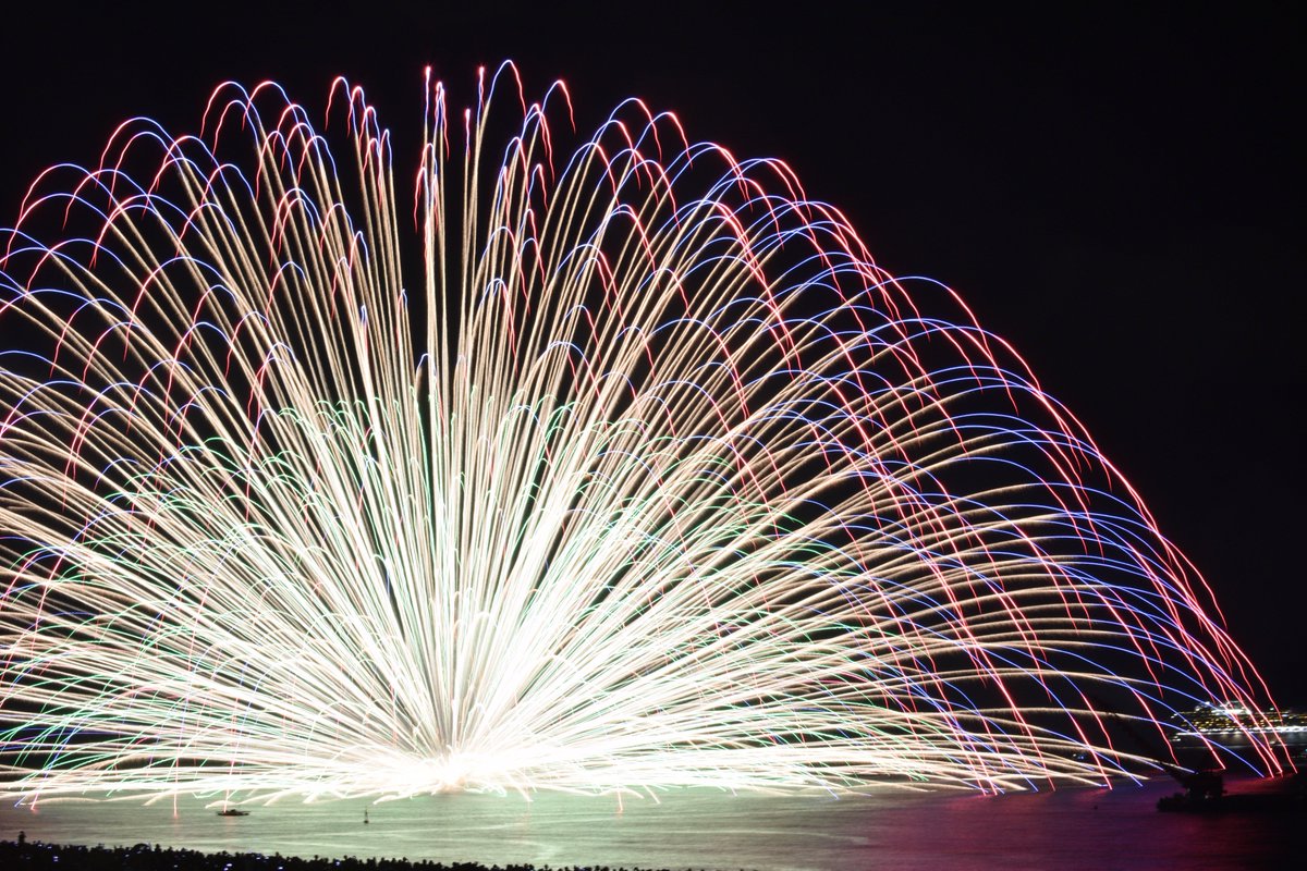 密林のくま 鮮度が落ちる前に投稿 35mm単焦点一本だとでかいの入りきらなかった笑 デート 三重県 熊野大花火大会 花火 海上自爆 Nikon D3400 ファインダー越しの私の世界