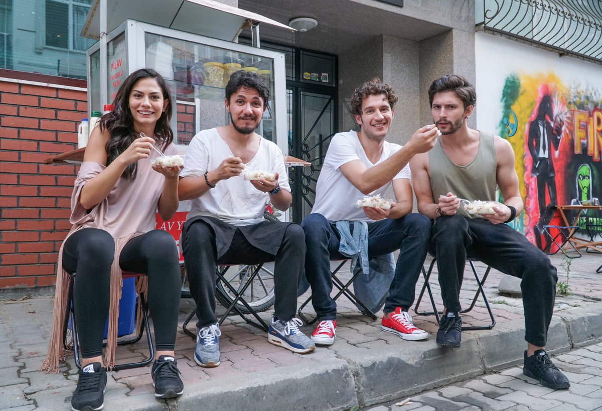 #SenKiminleDansEdiyorsun seti için pilav tezgahının stratejik önemini biliyor musunuz? 😎 Olmazsa olmazlardan! 🍲