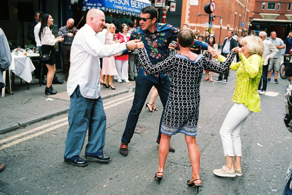 fabiolug's tweet image. This Summer I (partially) went back to colour and exposed a few rolls of Kodak Portra 160 and Fuji Pro 400. Here's a sneak peek. #London