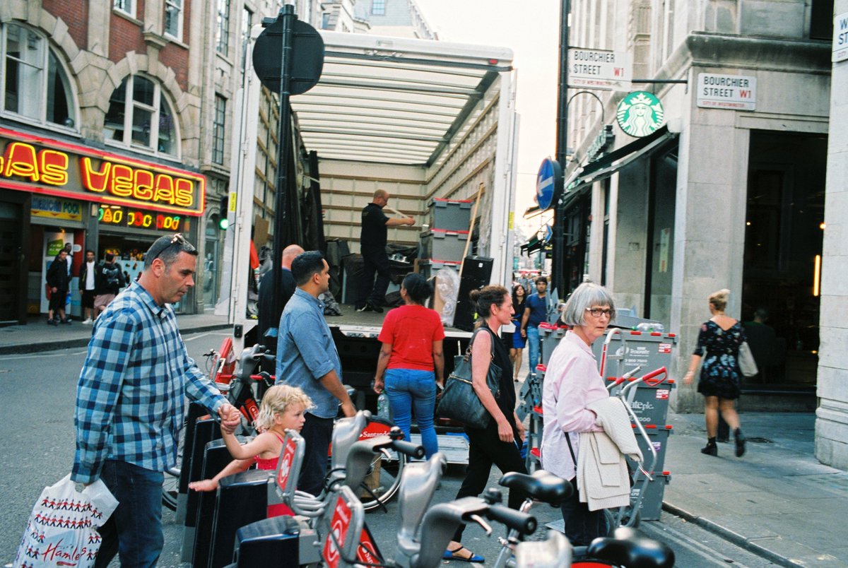 fabiolug's tweet image. This Summer I (partially) went back to colour and exposed a few rolls of Kodak Portra 160 and Fuji Pro 400. Here's a sneak peek. #London