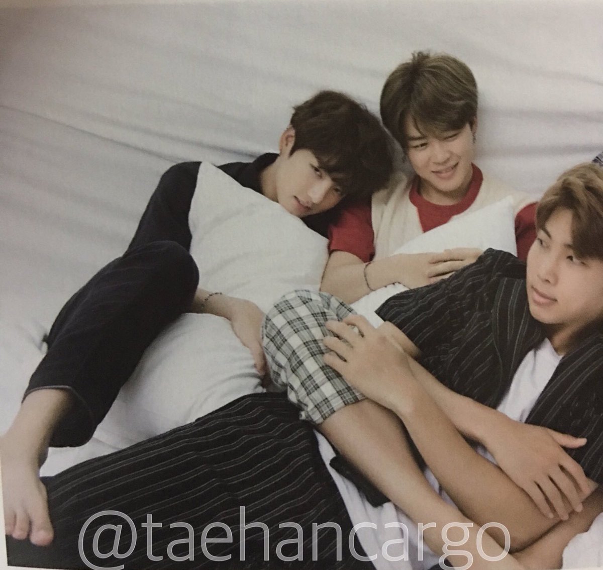 teamjmn's tweet photo. dear jikook shippers its your lucky day 😭✨💗 https://t.co/duZiQHlxL1