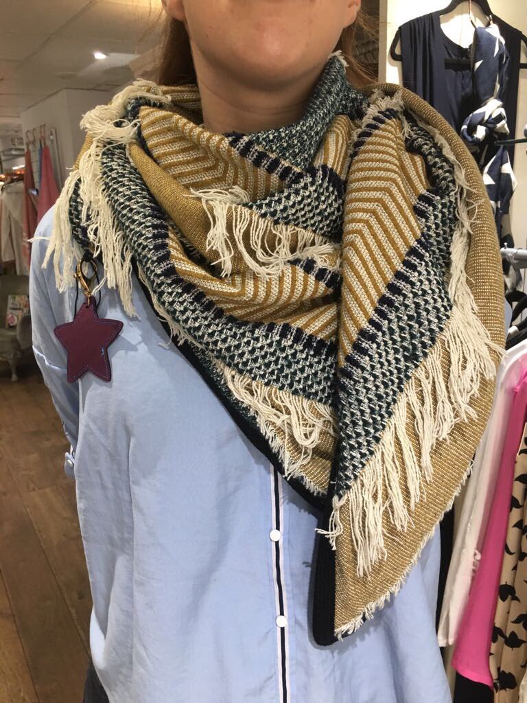 AmelieFashion's tweet photo. Loving the new #PomAmsterdam scarfs ✨💕Keep stylish & cosy #NewBrand #Scarfs #FashionLover https://t.co/E6UctbnrZg