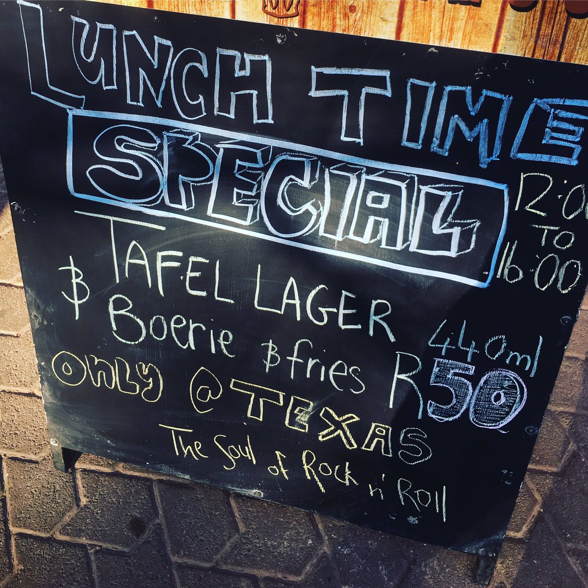 LUNH TIME 🌭 Get a boerie, fries and a 440ml Tafel Lager for ONLY R50. Every day between 12:00 and 16:00