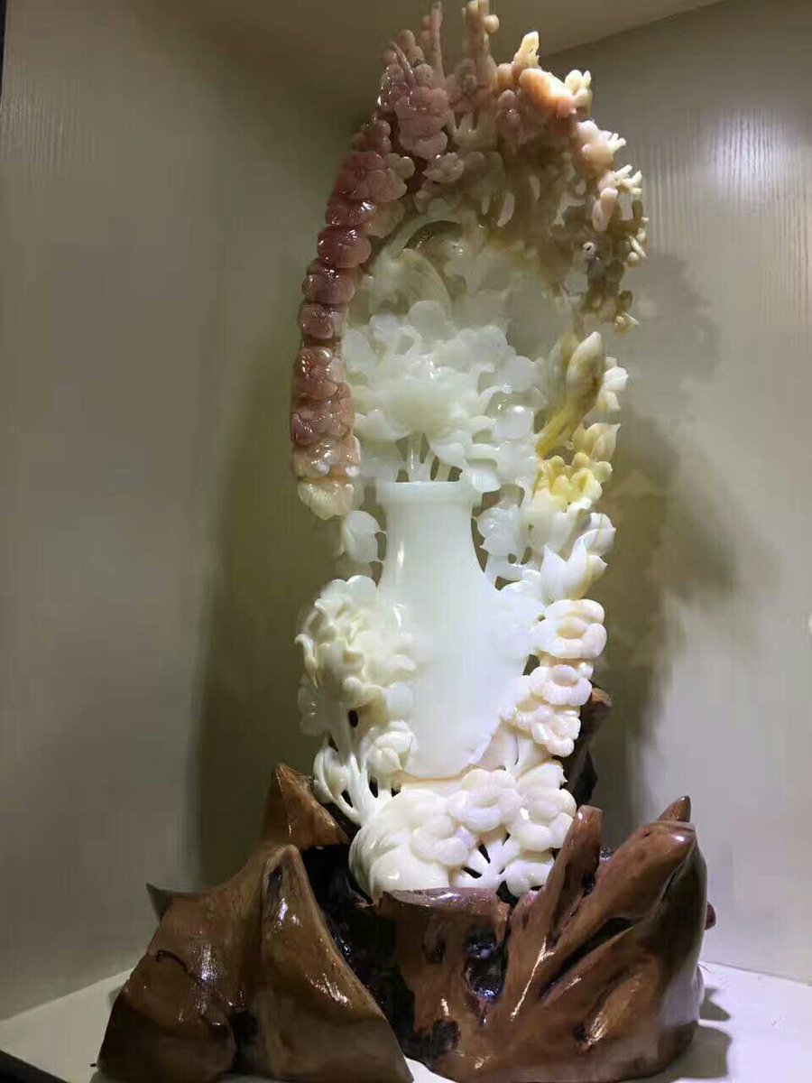 Yan57346959's tweet photo. 南海的第一奇石！ 黄岩岛的血砗磲工艺摆件，收藏价值极高。 https://t.co/gwJM4AJS4z