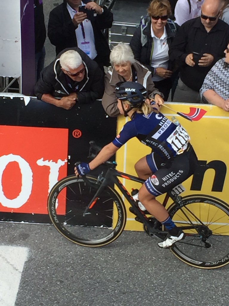 emmaprocyclist's tweet photo. @EmMoberg Tog denna från kommentator båset efter målgång igår ❤️ #family #LtoN17 #halden https://t.co/JBtLoYDyHi