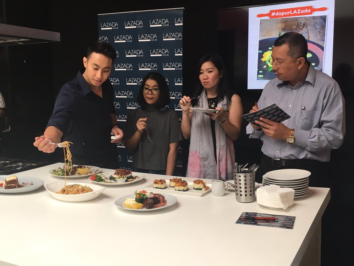 LazadaID's tweet photo. Keempat juri #DapurLazada sedang melakukan penilaian. Mimin ikut deg2an nih, siapa ya yang bakal jadi juaranya?
#ResepAndalan https://t.co/YBzel6ZKv7