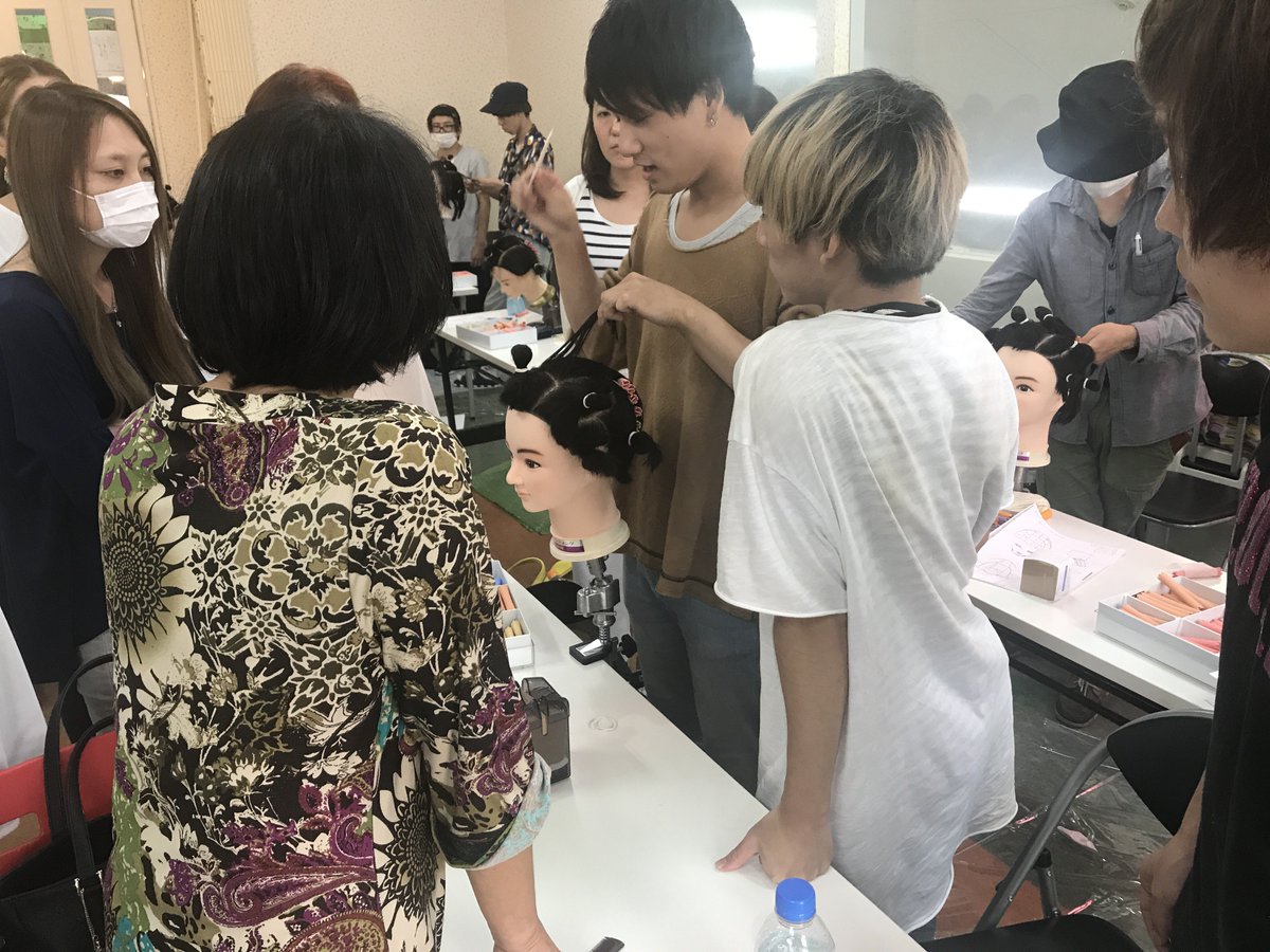 グル美ちゃん 本日から17年4月に入学した 通信生 の初めての スクーリング がスタート みなさん真剣に先生の指導を聞いたり 休み時間は同じ国家資格を目指すメンバー同士で仲良く話したり 約2週間楽しんで頑張りましょう グルノーブル美容専門