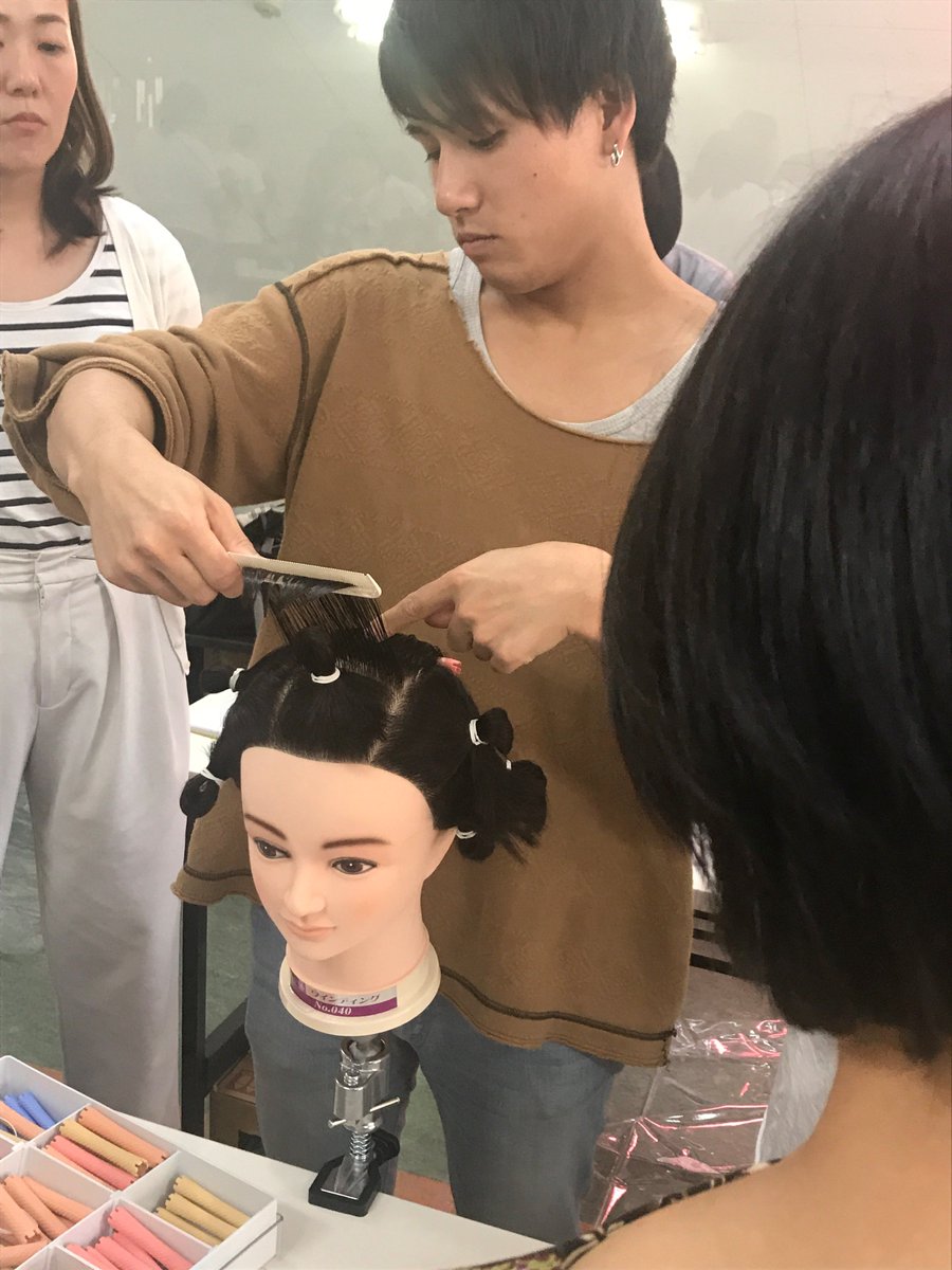 グル美ちゃん 本日から17年4月に入学した 通信生 の初めての スクーリング がスタート みなさん真剣に先生の指導を聞いたり 休み時間は同じ国家資格を目指すメンバー同士で仲良く話したり 約2週間楽しんで頑張りましょう グルノーブル美容専門