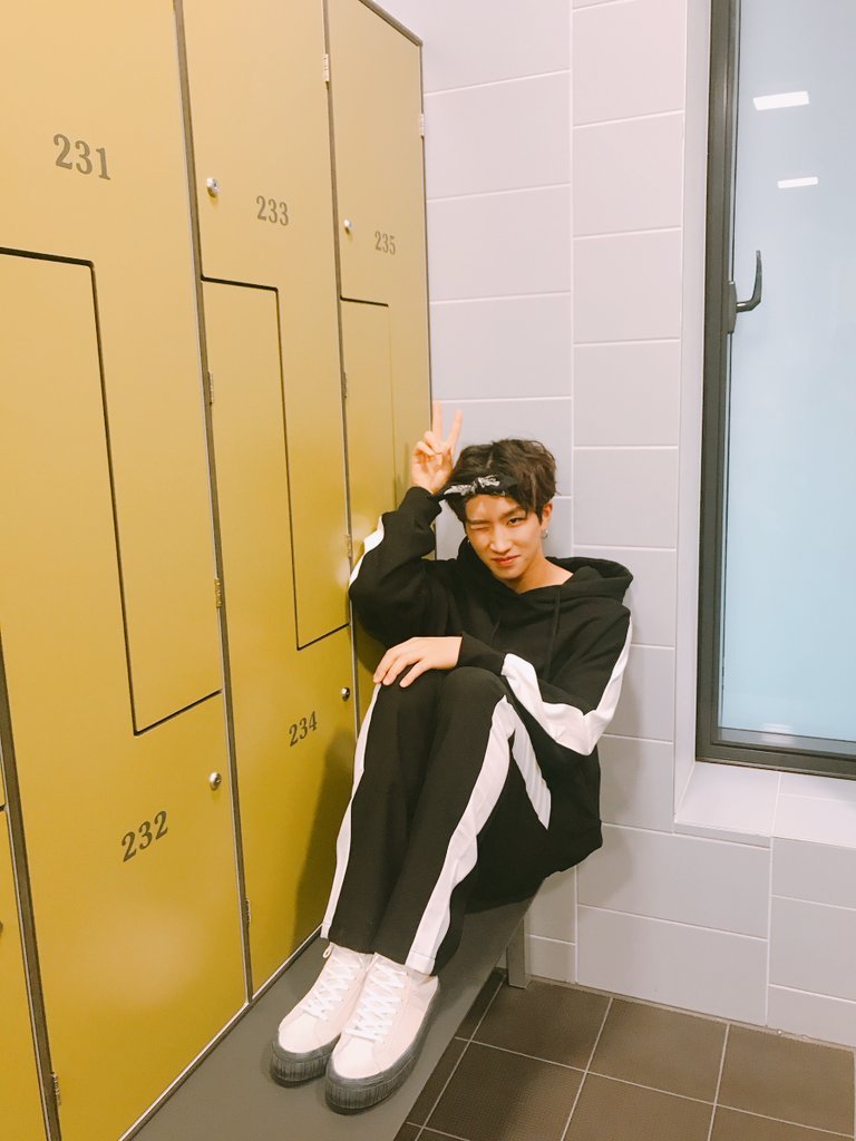 24k_romania's tweet photo. [Cory Twitter] ✌#ArlingtonAn #LayerUnion #MiamiStance 
*hashtagurile sunt marcile pe care le poarta https://t.co/OMck05J1m9