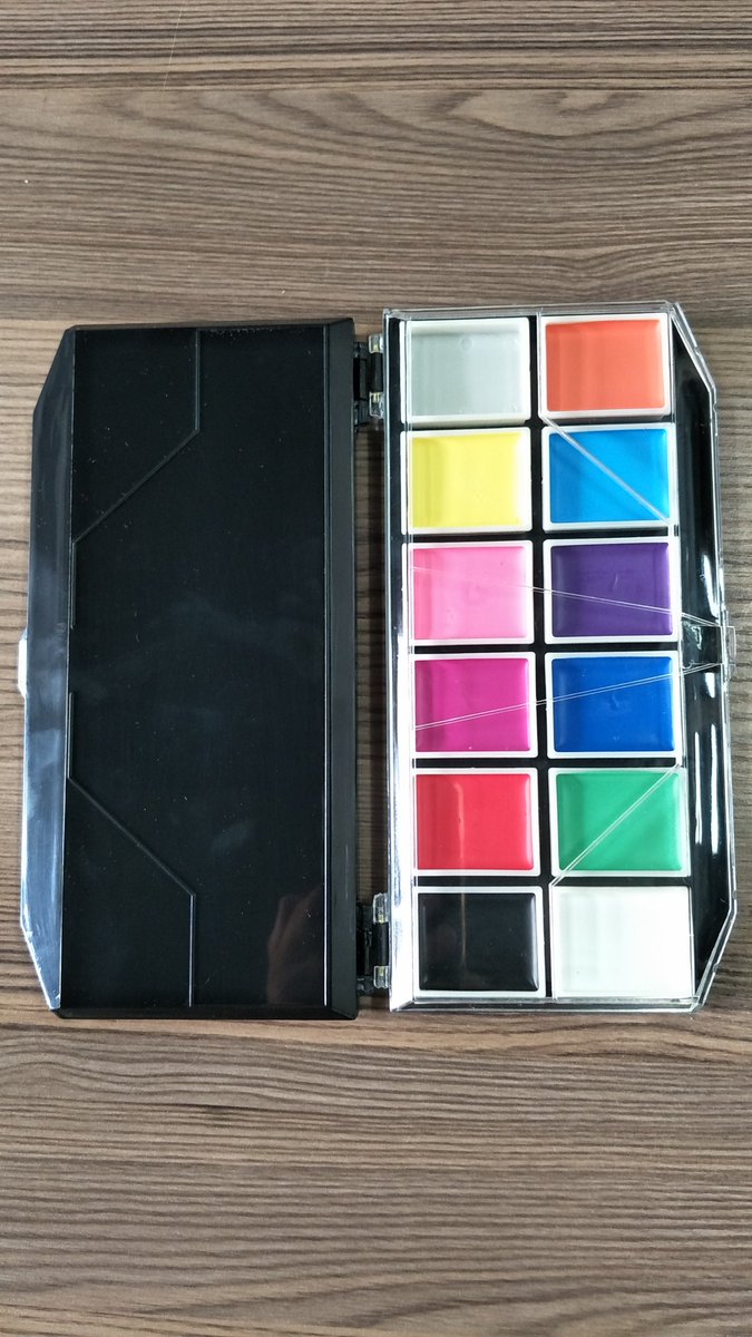 WingFacePaints's tweet photo. New Professional Quality Various Colors #BlackContainer #FacePaintKit For #Halloween https://t.co/6UnWchCZ2H
