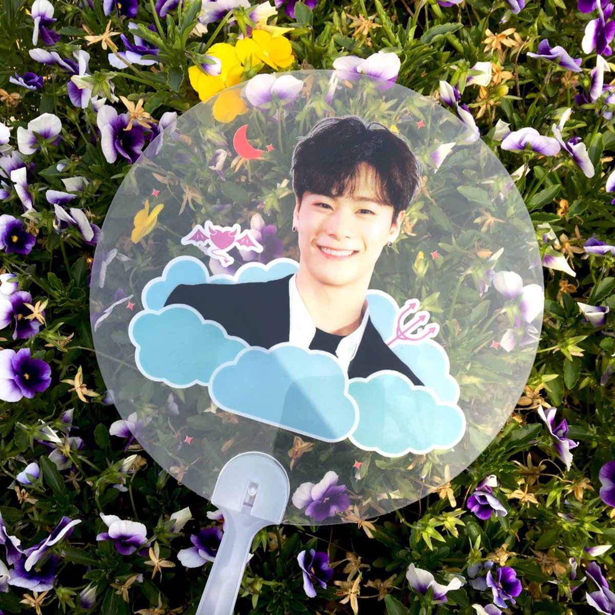 moonbin_kr's tweet photo. ASTROAD to japanでうちわを無料配布します。💜 数量は1日に50個です！
当日場所と時間をお知らせします😍
大阪と東京全て配布致します。
日程が多いためたくさん配布できません😭 
すみません😭🙏🏻
#ASTRO #アストロ #ASTROAD #MOONBIN #콩셋 https://t.co/RPHqCxwfgg