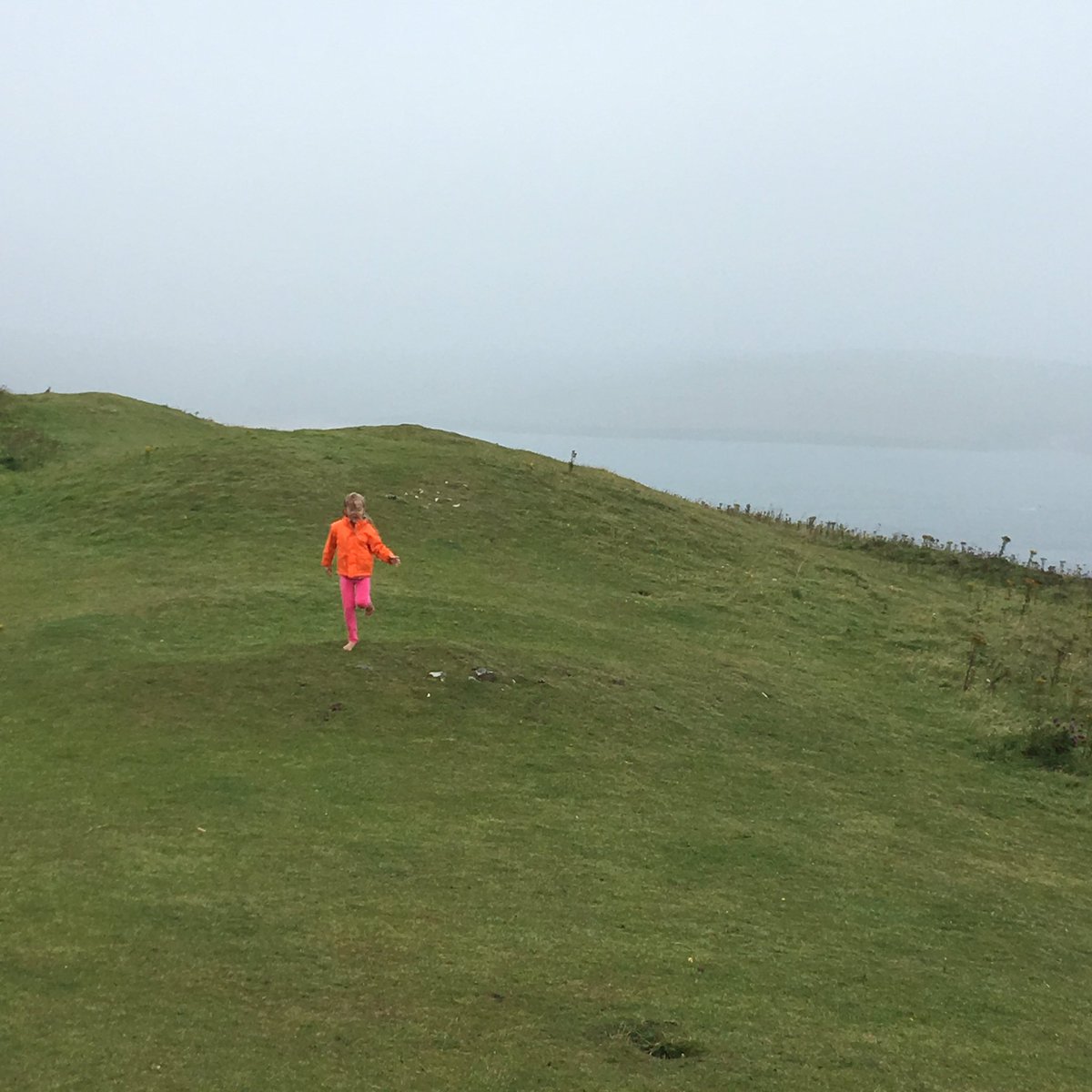 lorrainecandy's tweet photo. 6yo ydy at the top of my happy place Bray Hill, Daymer. We put on her flouro due to August fog! #Cornwall #holiday #autumninaugust https://t.co/HklAoUglZ5