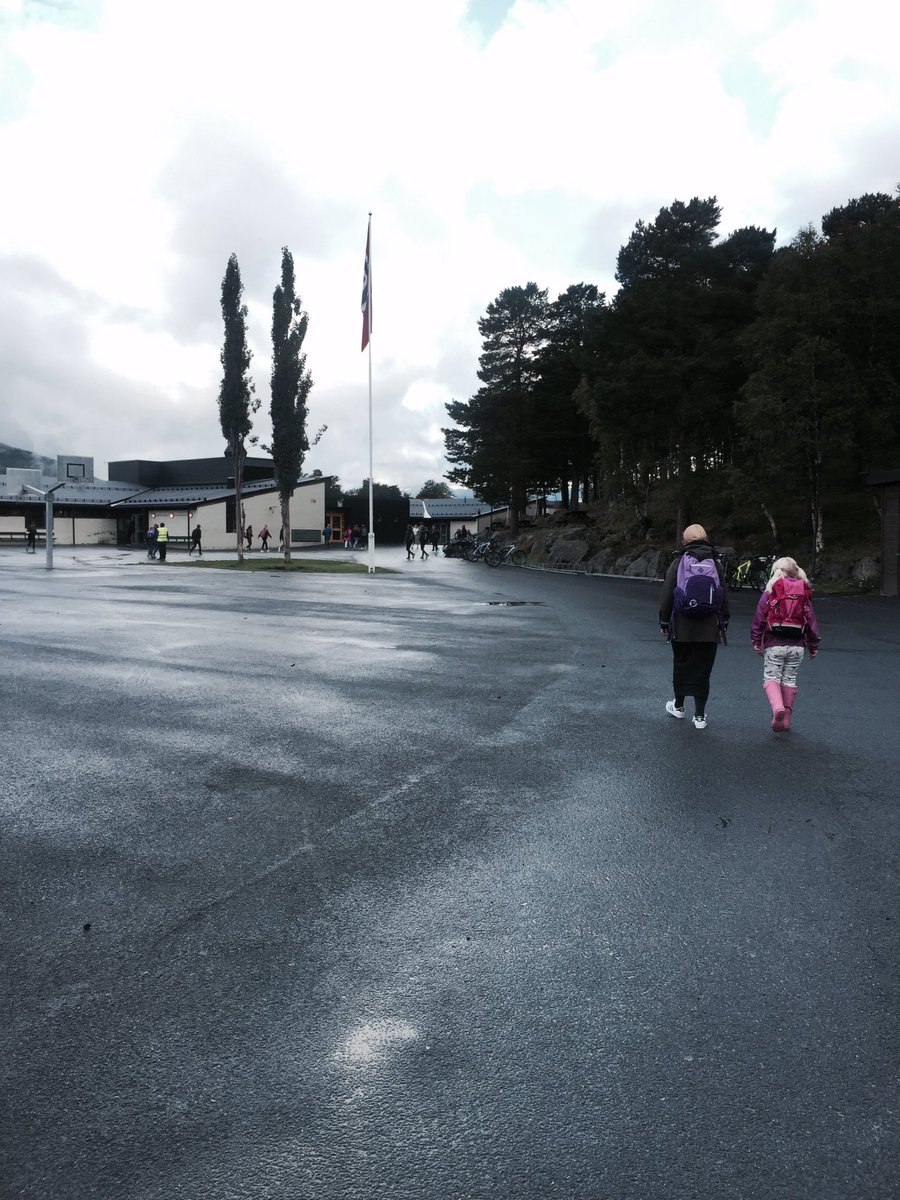Første skoledag og flagget er heist. Må skolen gi mestring, vekst, læring og glede til alle elevene dette skoleåret <a href="/Hoyre/">Høyre</a>