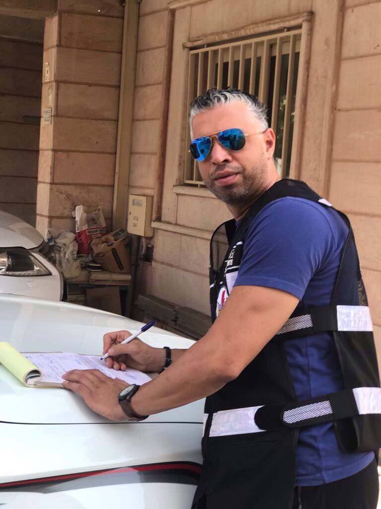 mew_kwt's tweet photo. فريق الضبطية القضائية يواصل شن حملاته على المخالفين في محافظة الأحمدي ومبارك الكبير ويظهر ضابط قضائي على زينل أثناء تحرير محضر المخالفة https://t.co/nAslUmTlqn