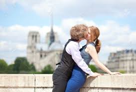 الفراق: لسانه الدّموع، وحديثه الصمت، ونظره يجوب السّماء.