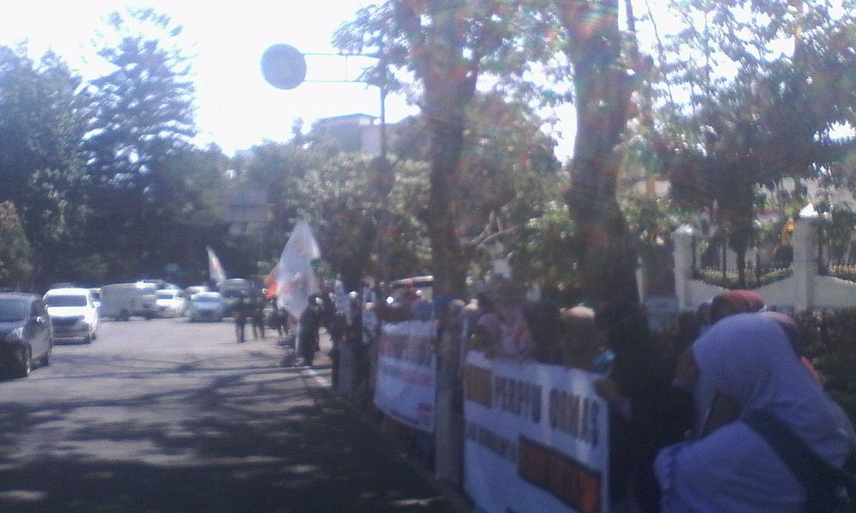 Monitoring unras kelompok mahasiswa yang tergabung dlm Forum Pemuda&amp;Mahasiswa Islam (FPMI) Jawa Barat di depan kantor DPRD ProvJabar.16/8/17