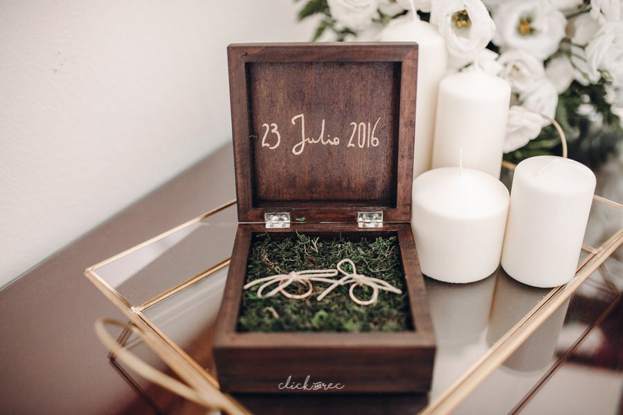Buenos días! Empezamos con #bodas y #eventos así que os dejamos una preciosa foto de #clickandrec de una de nuestras #cajitaalianzas 😍