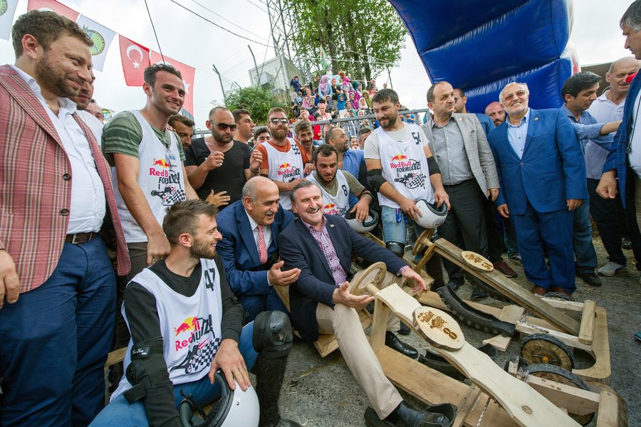 RedBullTR's tweet photo. Gençlik ve Spor Bakanımız Osman Aşkın Bak (@oa_bak) #RedBullFormulaz'daydı ve bir deneme sürüşü de gerçekleştirdi: https://t.co/aup6ZEecF4 https://t.co/KQObk9yFwx
