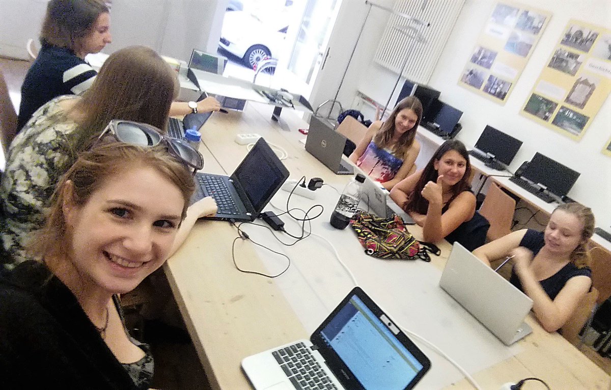 Daumen hoch für die Frauenpower bei unserer Mathe-Redaktionssitzung 😁