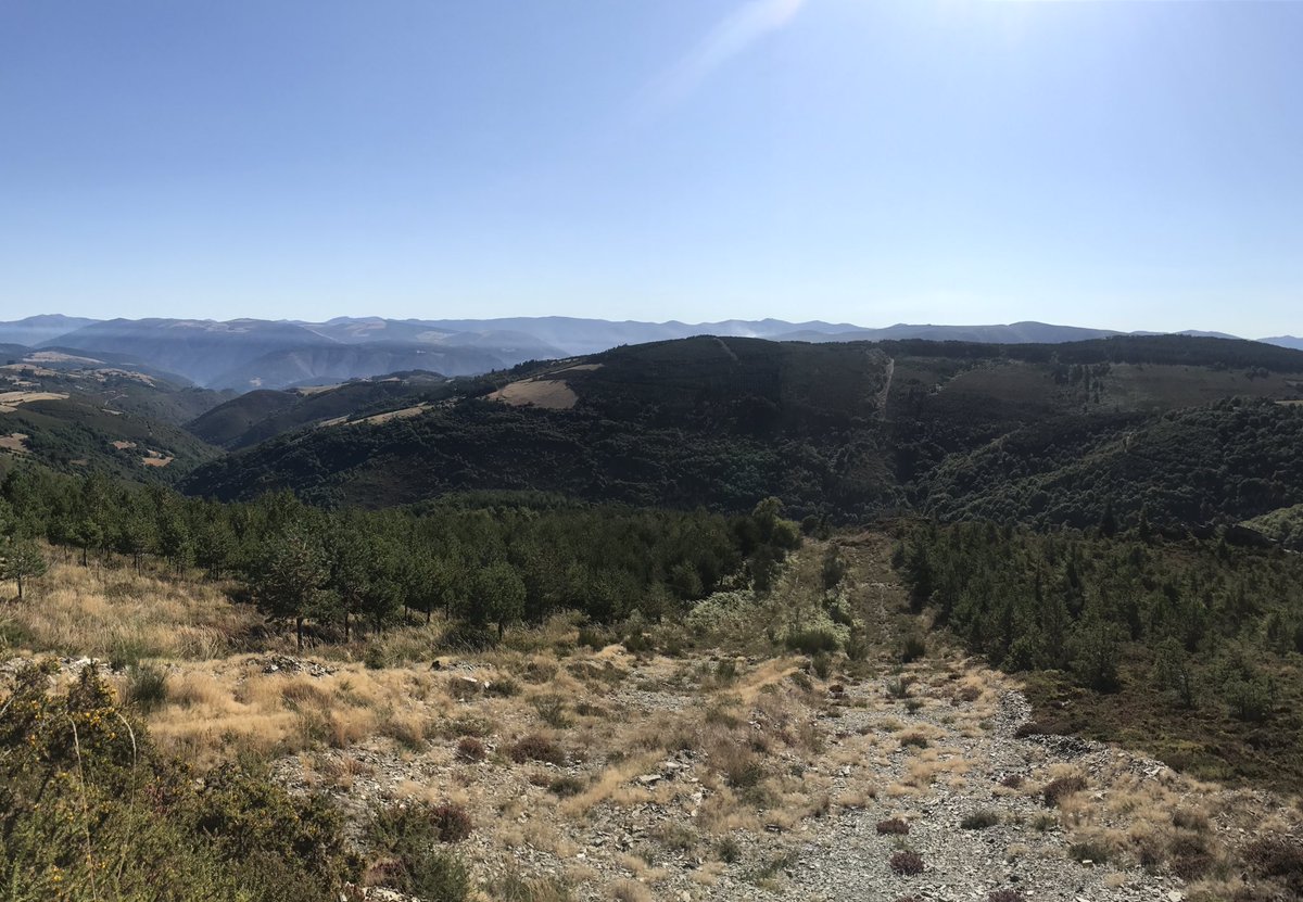 ...y allí, muy al fondo, fuego valyrio. Ay, no... que es un incendio forestal! #asturias #iiff