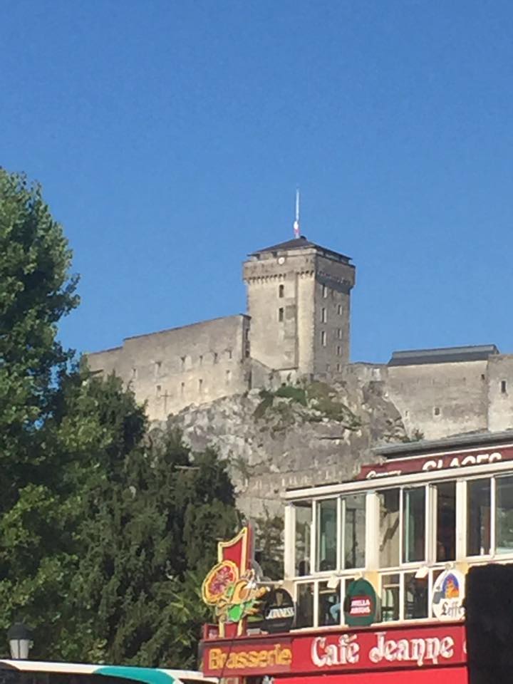 tonyassante1970's tweet photo. Le drapeau est en berne au château de #lourdes
Hommage au peuple Espagnol
#Barcellona #BarcellonaAttack #BarcellonaAttacks
@hospitalitendl https://t.co/y404QLybvY