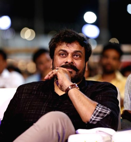 CineDurbar's tweet photo. The Most Anticipated #Chiru151 #UyalawadaNarasimhaReddy's Motion Poster To Be Launched Tmrw By @ssrajamouli On D Occasion of Chiru's B'day 💃 https://t.co/vzZRcWXWWi
