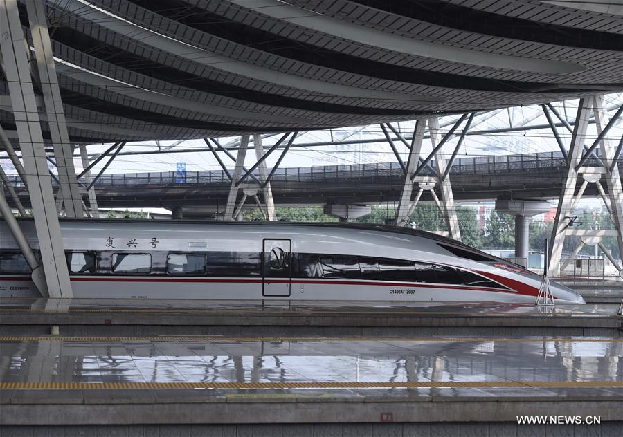 CCTV's tweet photo. China's new-generation bullet trains, the Fuxing, started running between Beijing and Tianjin from Aug 21 at a maximum speed of 300 kmh. https://t.co/D8ufjPT7zo
