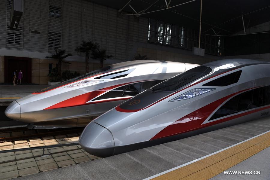 CCTV's tweet photo. China's new-generation bullet trains, the Fuxing, started running between Beijing and Tianjin from Aug 21 at a maximum speed of 300 kmh. https://t.co/D8ufjPT7zo