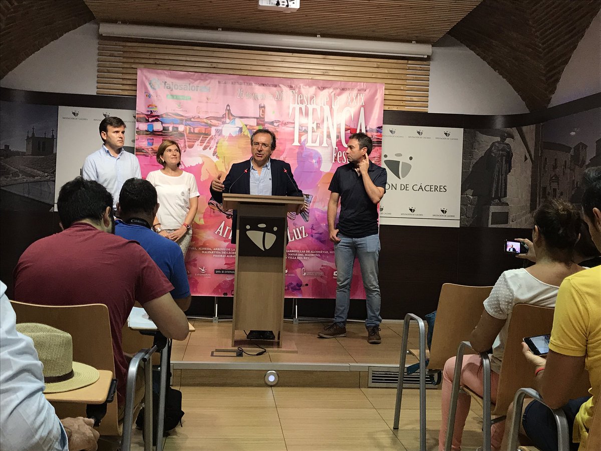 DiputacionCC's tweet photo. .@arafaelpacheco "La Tenca de Oro personal ha recaído en el cantautor Luis Pastor @luispastor52 y la institucional en @fundacionyuste https://t.co/UUwBzP7bxa
