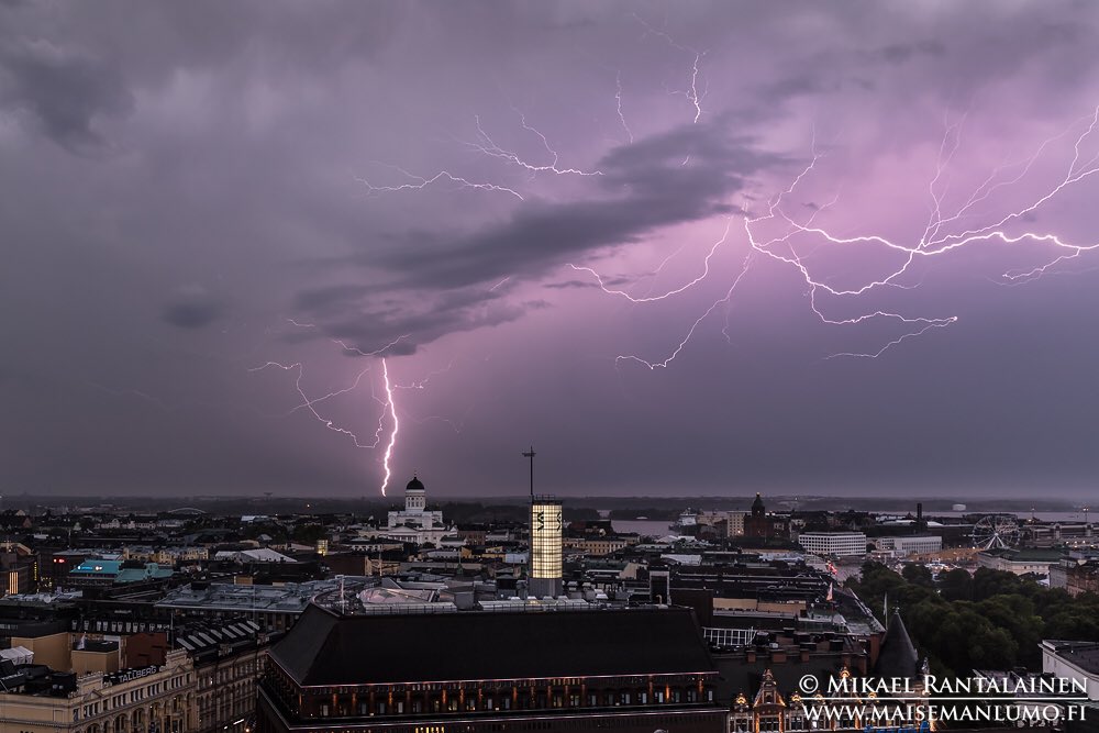 FinnishViews's tweet photo. #Lightning strike from #AteljeeBar #HotelliTorni #Helsinki #Finland #visithelsinki #visitfinland #HotelTorni #kiiramyrsky #salama #canonkesä https://t.co/8aRcLgvkkY
