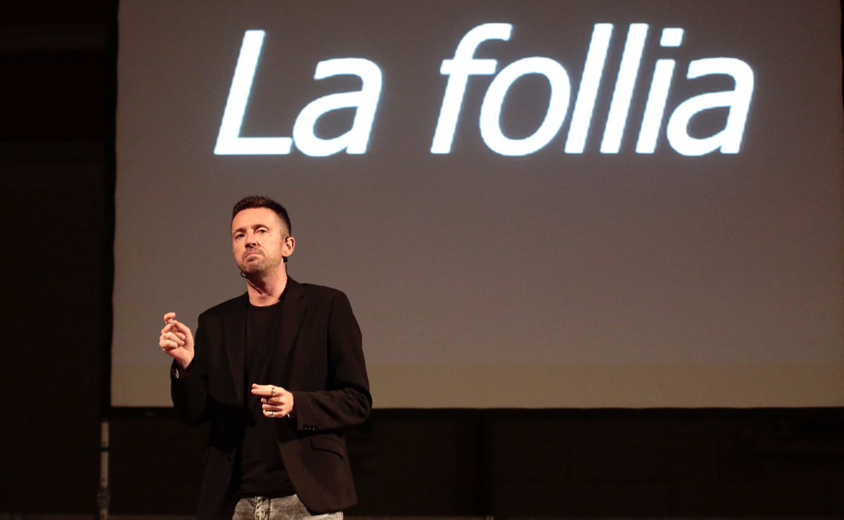 Il 20 ottobre <a href="/AndreaScanzi/">Andrea Scanzi</a> porta al <a href="/TeatroSociale/">Teatro Sociale Como</a> il suo #EROI. "Storie emblematiche di sport" #dontmissit! 📲bit.ly/2iiURWj 🎭