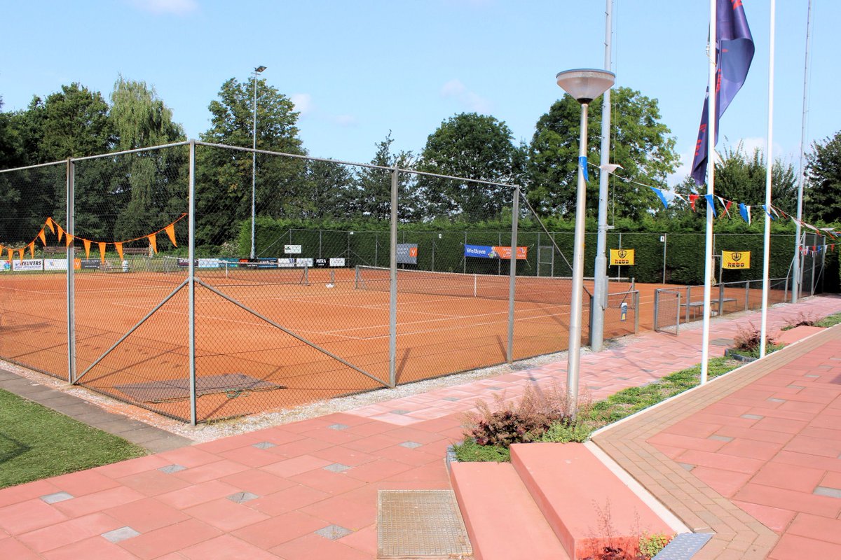 ltvz's tweet photo. Het tennispark in #Zwartsluis ligt er nog rustig bij, maar vanavond om 1900 uur barst het los 'De COOP Open 2017' - van harte welkom ! https://t.co/uONnxFt2cF