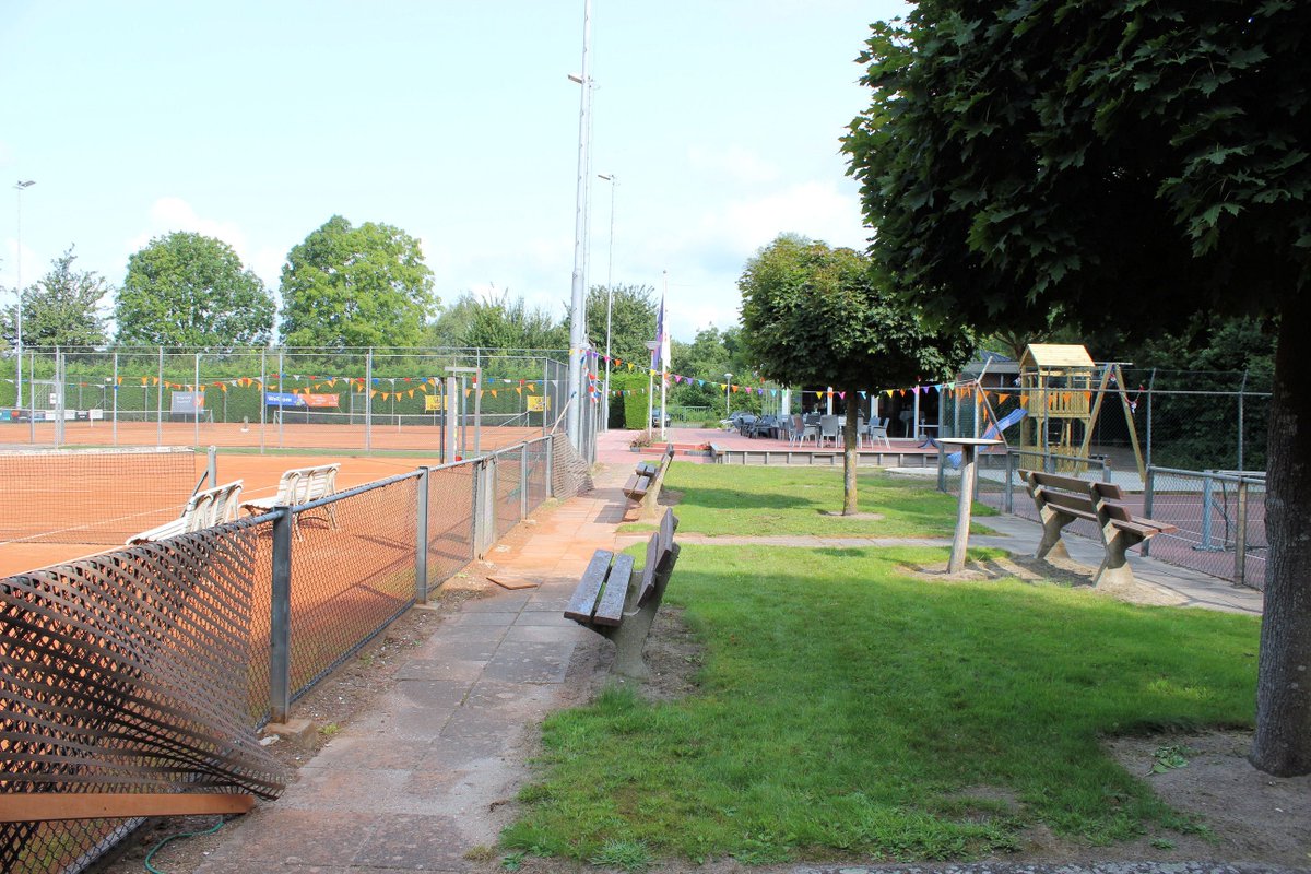 Het tennispark in #Zwartsluis ligt er nog rustig bij, maar vanavond om 1900 uur barst het los 'De COOP Open 2017' - van harte welkom !