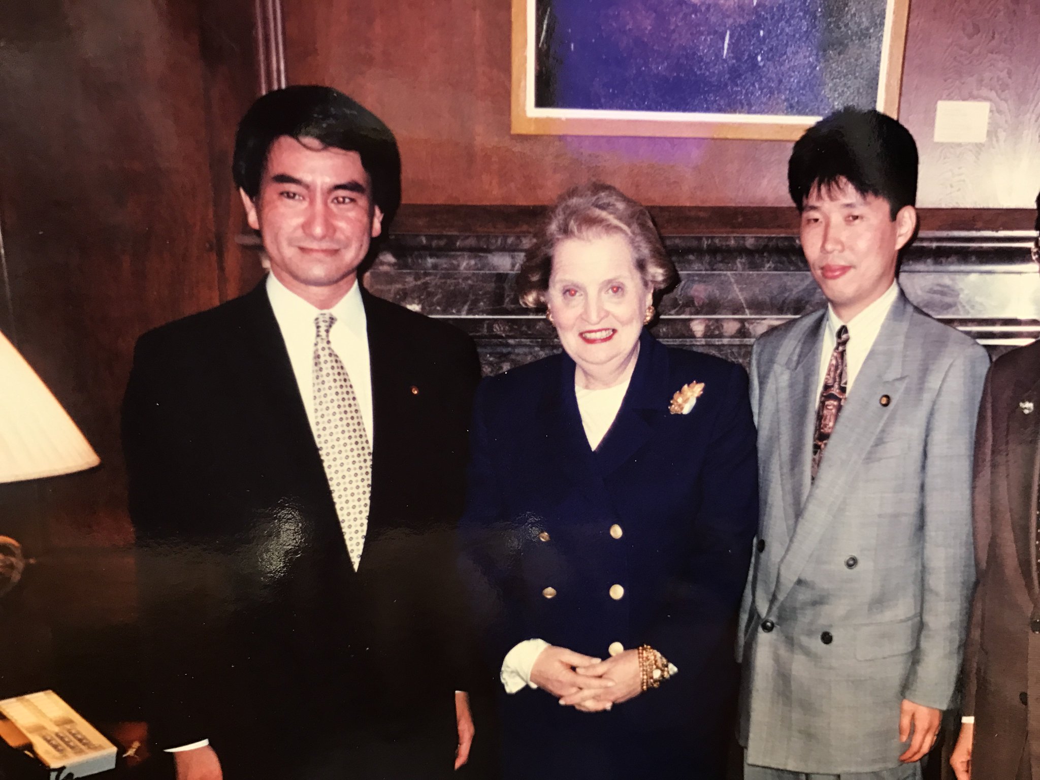 山本一太 on Twitter: "今晩の「#直滑降ストリーム」（１９時３０分〜）に #河野太郎  外相が出演。ぜひご覧ください！https://t.co/tY2MXYeHu9 写真は今から２０年前。来日したオルブライト国務長官（米国留学時代の恩師）を訪ねた時の一枚。  https://t.co/u4f8toTAl3 ...
