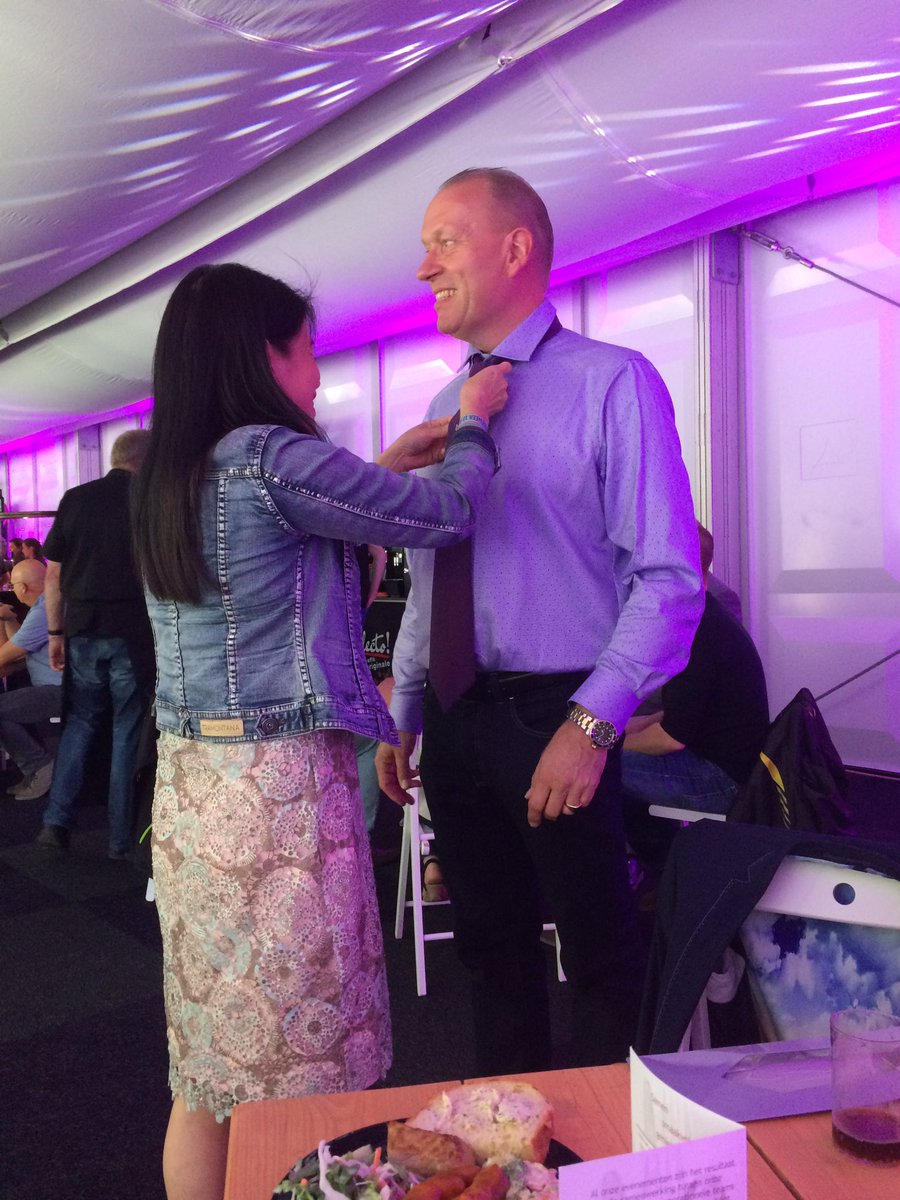 Stropdas aangeboden aan de voorzitter van de heideweek. En de kleur is..... #paars