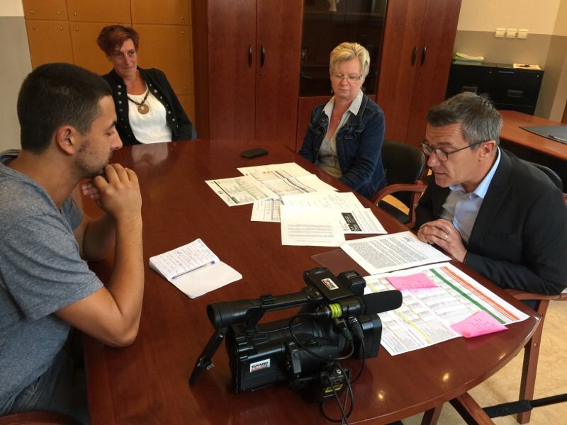 BFicheux's tweet photo. Point ce matin avec journaliste @GrandLilleTV sur le cataclysme que représente l'arrêt des contrats #CUI #CAEV #Estaires #CombatPourL'Emploi https://t.co/Gp0lNcjDNO