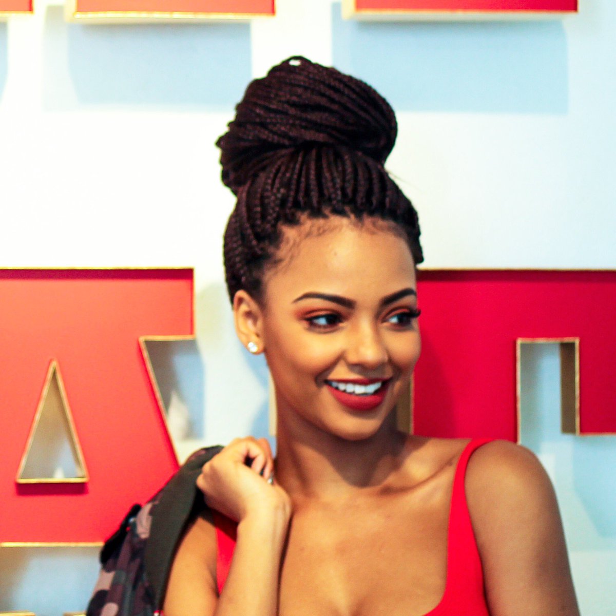 Lesiza_Group's tweet photo. .@mihlalii_n
Certified MUA | Beauty Blogger | Influencer | Student (BA:strategic brand comms) 💫
#ImagineLegends
#ArtMeetsTheForce
#WeSeeYou https://t.co/ew0z9lkYcc