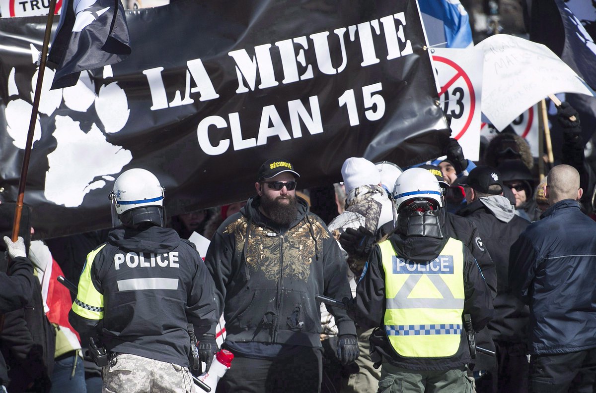 Police and counter-protesters clash in #QuebecCity outside right-wing event:   bit.ly/2uXK75u https://t.co/aJ9kCnr3gR