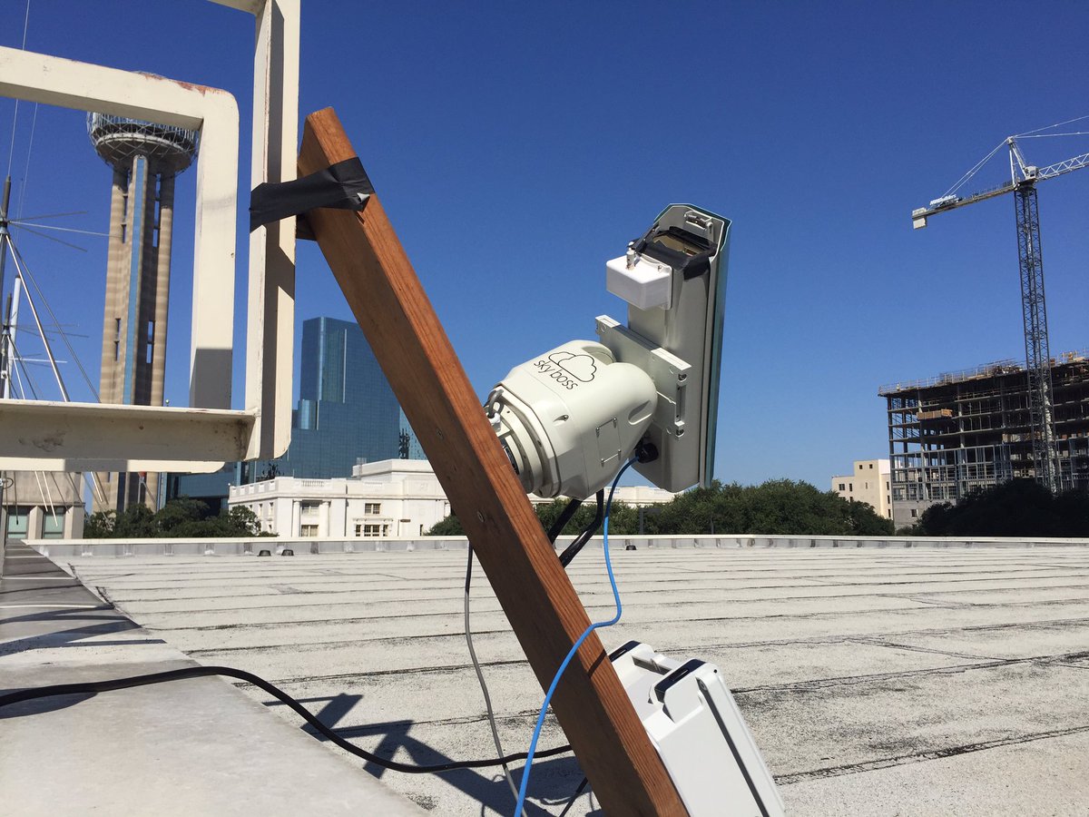 chancehorner's tweet photo. How the pros do it. #eclipse2017 https://t.co/nbuLQ32VjN