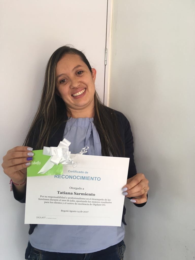 Digilant_PE's tweet photo. Tatiana Sarmiento recibe este reconocimiento por su excelente desempeño en el mes de julio con nuestro equipo en Colombia 🏆 🇨🇴 ¡Felicidades! https://t.co/EXSentgUuK