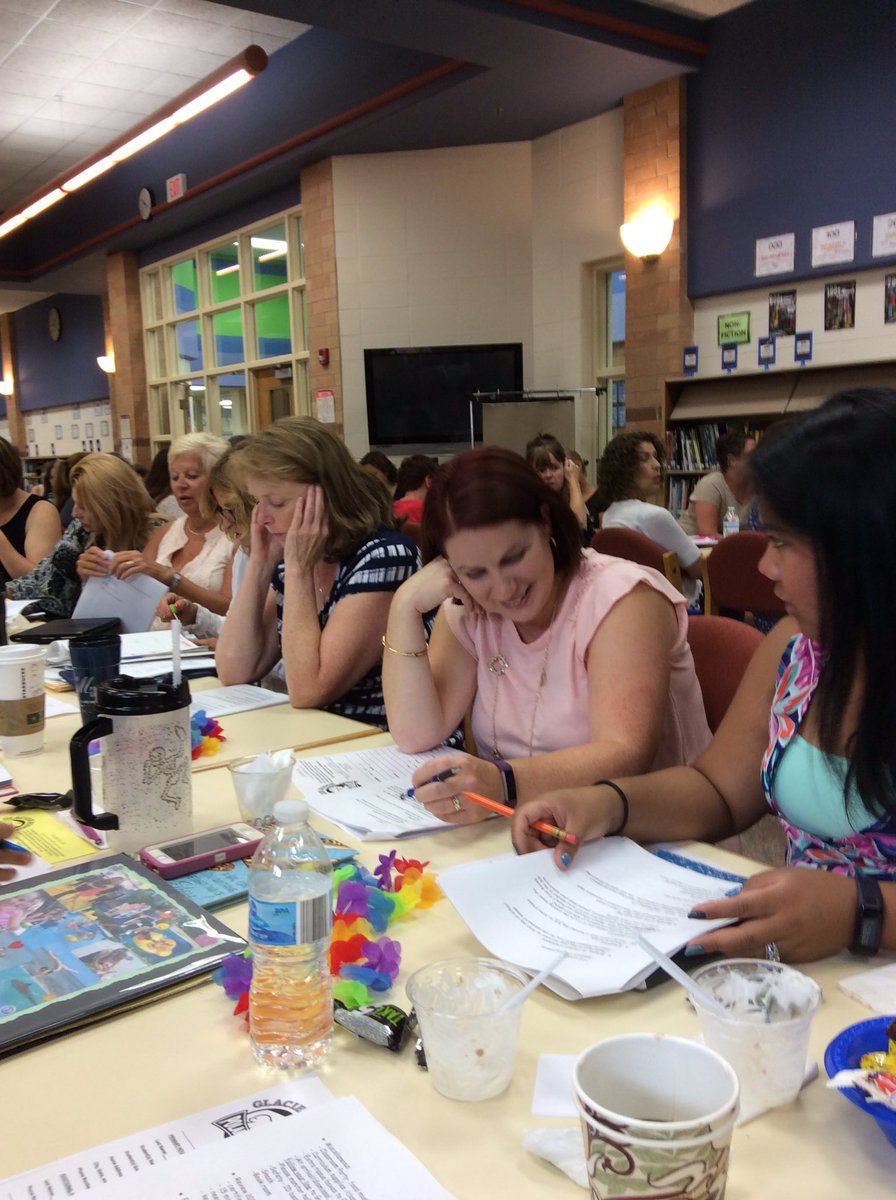 MfischerMary's tweet photo. Welcome back @GlacierRidgeD47 2017-2018 school year @CrystalLakeSD47 #polarpride https://t.co/uhJuQ1IEi2
