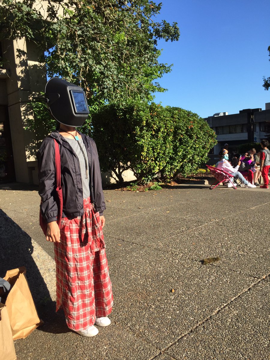Uekky Twitterissa 金環日食を溶接マスク で見る子供たちっていうのが前に話題になったけど まさか同じことをするとは思わなかった めっちゃ良く見える 日食は1時間後 皆既日食 ポートランド 日食グラス売り切れ でも現地で配ってた Uekky Twitterissa 金環日食を溶接マスク で見る子供たちっていうのが前に話題になったけど まさか同じことをするとは思わなかった めっちゃ良く見える 日食は1時間後 皆既日食 ポートランド 日食グラス売り切れ でも現地で配ってた